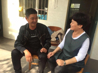 黨員走訪職工家屬，為同事解決疑難問題