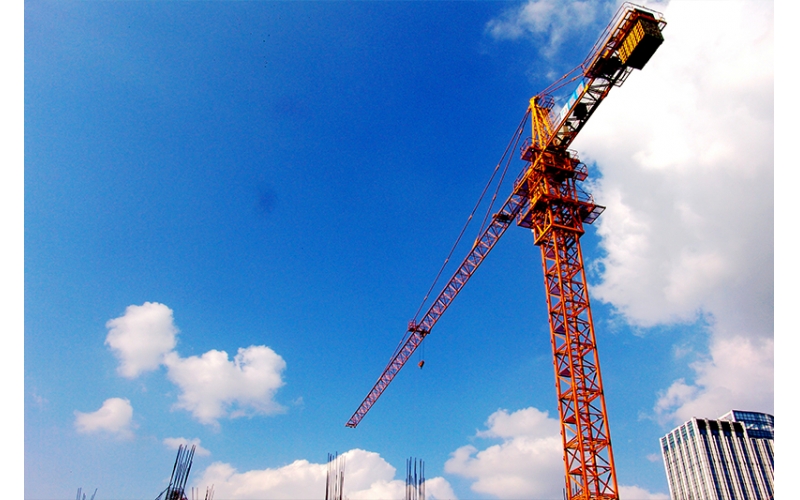 文明施工檢查評(píng)定保證項(xiàng)目應(yīng)包括：現(xiàn)場(chǎng)圍擋、封閉管理、施工場(chǎng)地、材料管理、現(xiàn)場(chǎng)辦公與住宿、現(xiàn)場(chǎng)防火。一般項(xiàng)目應(yīng)包括：綜合治理、公示標(biāo)牌、生活設(shè)施、社區(qū)服務(wù)。文明施工保證項(xiàng)目的檢查評(píng)定應(yīng)符合下列規(guī)定：1  現(xiàn)場(chǎng)圍擋1）市區(qū)主要路段的工地應(yīng)設(shè)置高度不小于2.5m的封閉圍擋；2）一般路段的工地應(yīng)設(shè)置高度不小于1.8m的封閉圍擋；3）圍擋應(yīng)堅(jiān)固、穩(wěn)定、整潔、美觀(guān)。2  封閉管理1）施工現(xiàn)場(chǎng)進(jìn)出口應(yīng)設(shè)置大門(mén)，